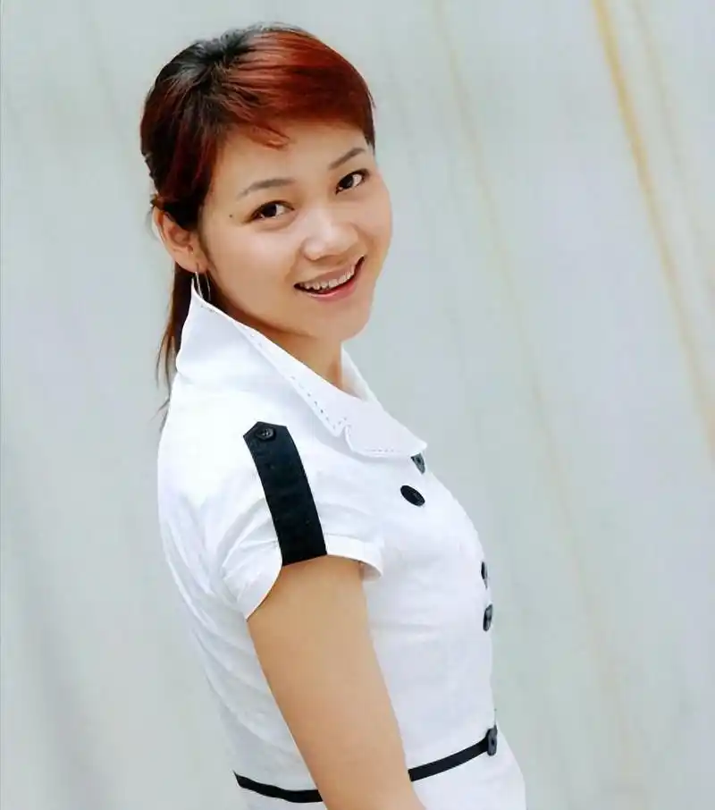 回顾著名主持人周群:嫁给神秘老公生下三个孩子,50岁宛如少女