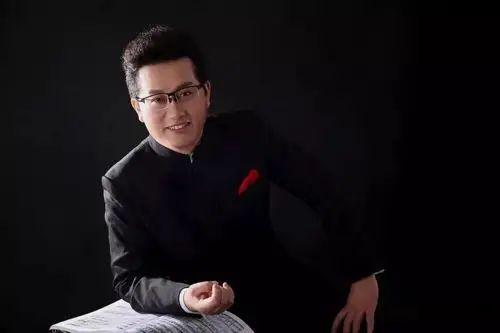 男高音张玉芳杭州歌剧舞剧院男高音歌唱演员,杭州市十大杰出青年,杭州