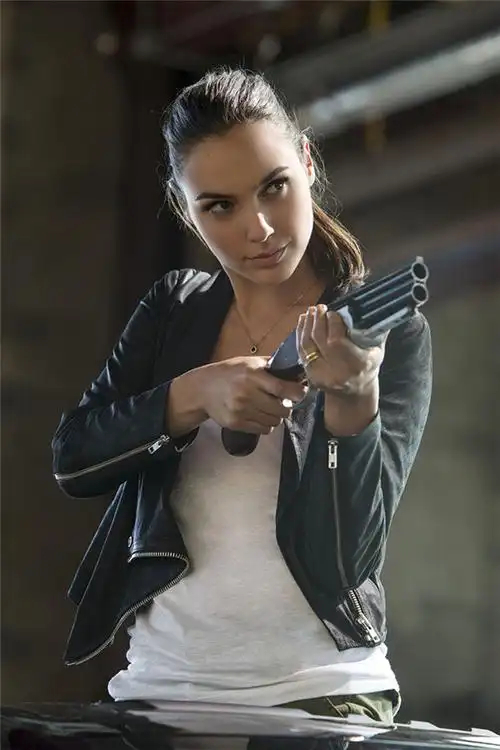 成龙饰演的邻家特工以带着三个萌娃徒手打boss的设定给观众们带来了