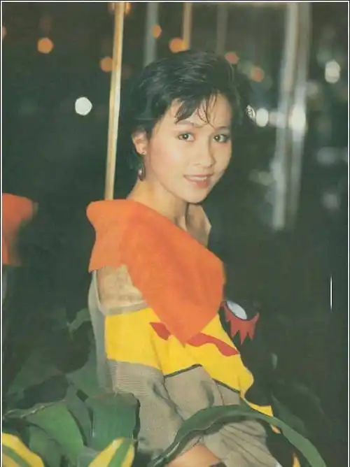 网上有网友曝光了刘嘉玲年轻时的照片,照片中的刘嘉玲身材苗条,皮肤