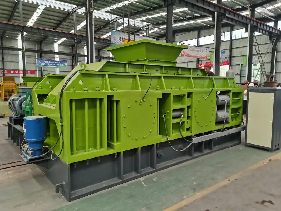 液压全自动对辊制砂机# 全自动液压对辊制砂机是小的物料制砂机设备