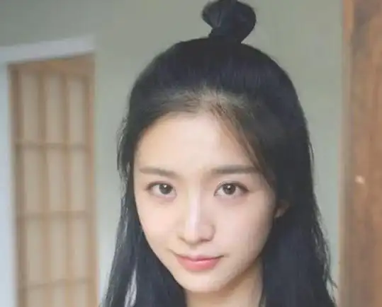 女生中长发半扎发型图片