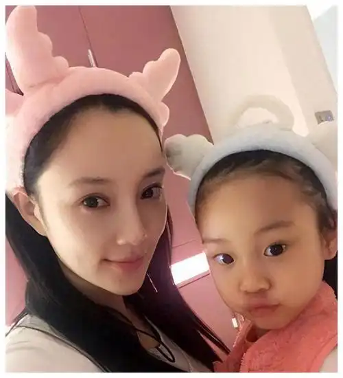 贾乃亮与李小璐女儿甜馨助力关系修复网友纷纷呼唤复婚快