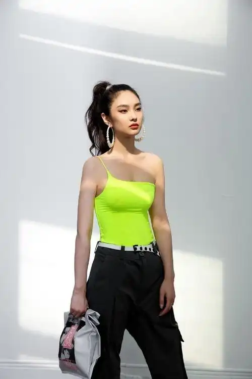 王可如大变身,荧光绿色单边吊带性感潮酷,超大圆圈耳环超惹眼_高清