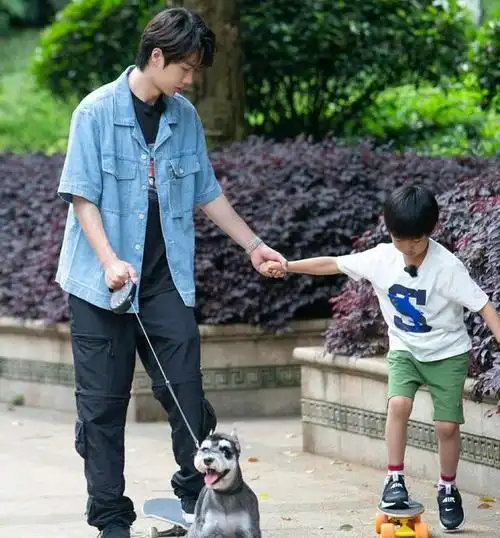 王一博在最新上线的《天天向上》最新一期内容中,到节目执行制片人的