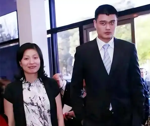 叶莉是我国著名的篮球运动员,也曾效力于国家队,虽然她的身高已经达到