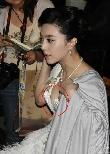 范冰冰李晨再秀恩爱 范冰冰的胸部全露出来仅李晨能看到(2)