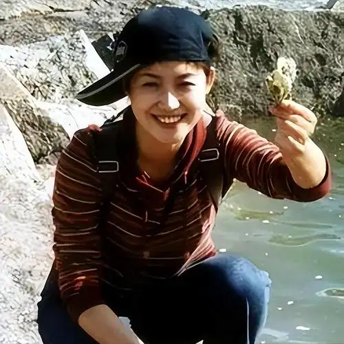 央视美主播郑丽:低调嫁圈外丈夫,37岁生一女,一家三口幸福美满_北京