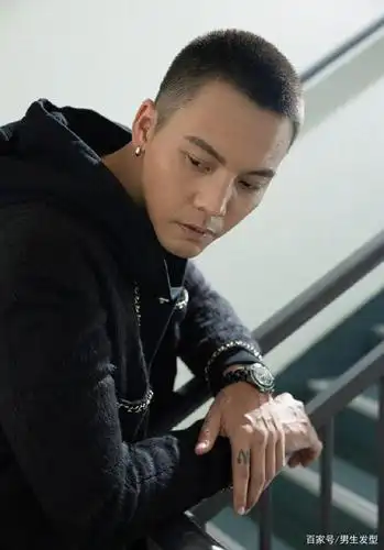 陈伟霆"寸头"发型man性十足,羊毛外套搭配高帮靴,硬汉有型