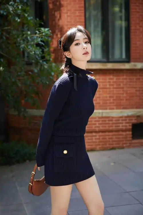 杨紫绝美针织套装亮相 杨紫穿着一身精致的黑色针织套装,气质优雅