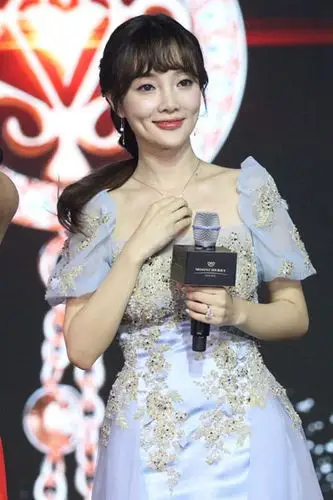 李小璐出席活动亮相红地毯 天蓝色大裙秀美腿