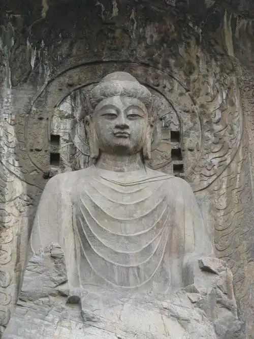 卢舍那大佛像气势恢宏,雄伟高大,自下而上仰望,让人感到无比震撼.