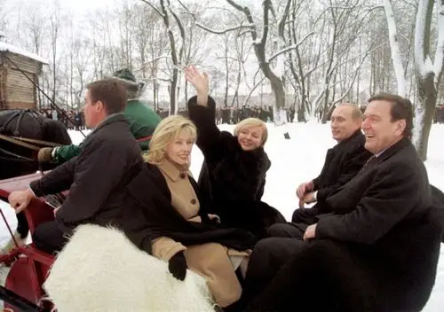 2001年1月7日,俄罗斯科洛明斯科耶,普京与柳德米拉欢迎来访的德国总理