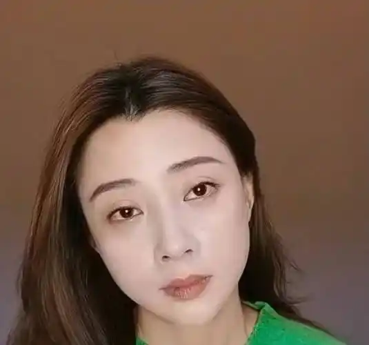 42岁殷桃最新生图曝光!开直播美颜滤镜全关掉,素颜出镜依旧抗打