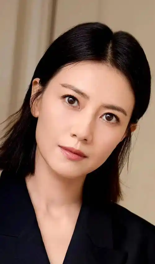 高圆圆的相貌非同一般,有一双清澈明亮的大眼睛,柔软的长发,白皙的