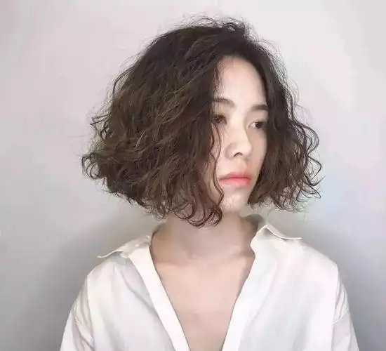 12月到了,烫发的季节也到了,短发也是大火的发型