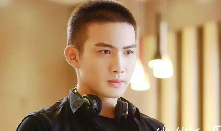 首先就是张彬彬,张彬彬应该算是杨幂旗下发展的最好的一个了,他这几年