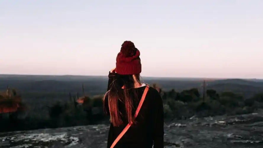 孤独一人的女子背影图片