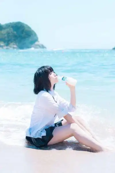 难以忘却的夏日 在水中嬉戏的可爱水手服少女