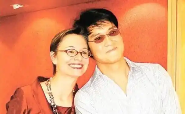 周华健与老婆被笑像母子:结婚38年,一直被劝分