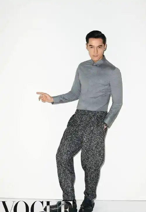 37岁胡歌系围裙现身,为上镜特意刮了胡子,配白衬衫帅回李逍遥_男生