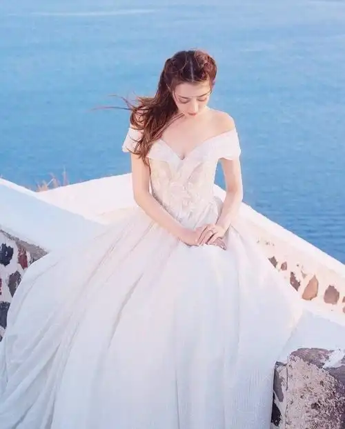 迪丽热巴穿婚纱太美了,在《幸福触手可及》中的周放实在是飒