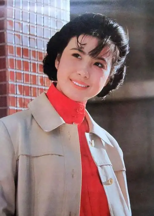 吴玉华的外表也像西湖一样清澈而美丽,她清秀大方,温婉善良,且为人心