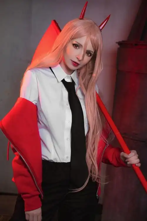 英国正妹cos电锯人血之恶魔甜美又性感