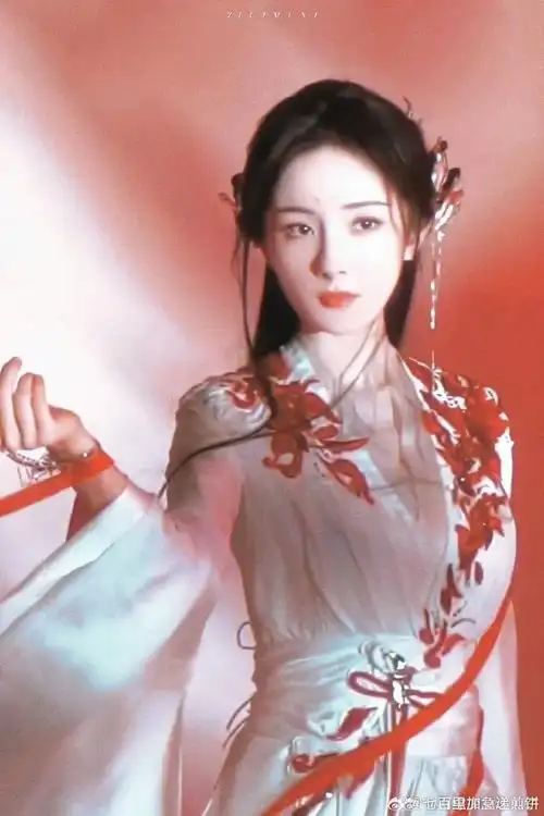 红色热烈奔放,真的更加放大杨幂的容颜,幂姐真是宜古宜今,红色古装有