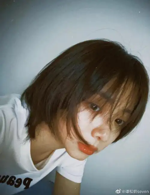 谭松韵怼脸自拍##谭松韵侧颜随拍三宫格