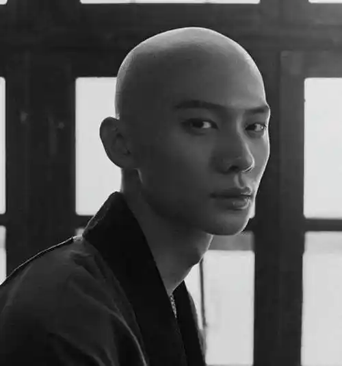 当然,有的男明星还是能靠颜值和气质撑起光头的,比如年过四十依旧有