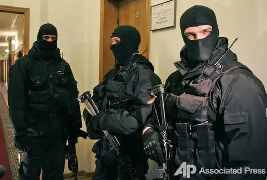 p>特种警察,简称特警,又称swat,特警是指隶属于非军事部门的,以反恐