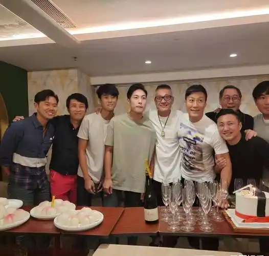 林国斌开派对庆祝生日,卢惠光携子现身,22岁儿子高大