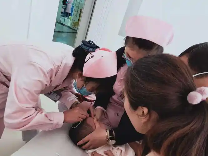 儿科护士正在为患儿穿刺头皮针