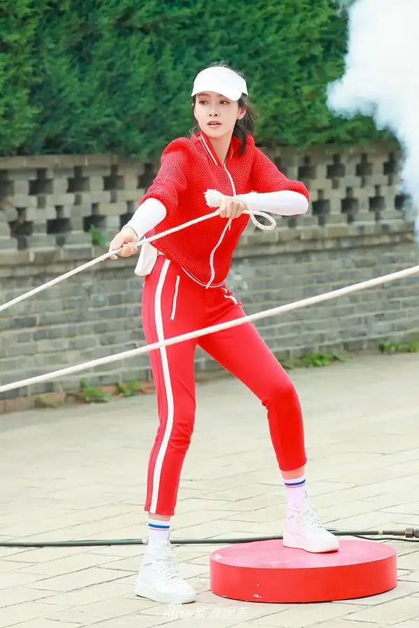 宋茜飞越长城张开双臂毫不无惧