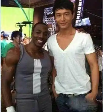 与两米多的nba球星合影什么感受?一张图证明黄晓明没有一米八!