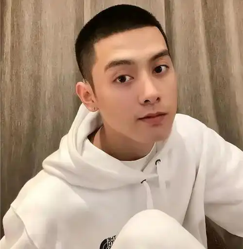 过了40岁的男人,这3种易踩雷的发型尽量别剪了,显油腻