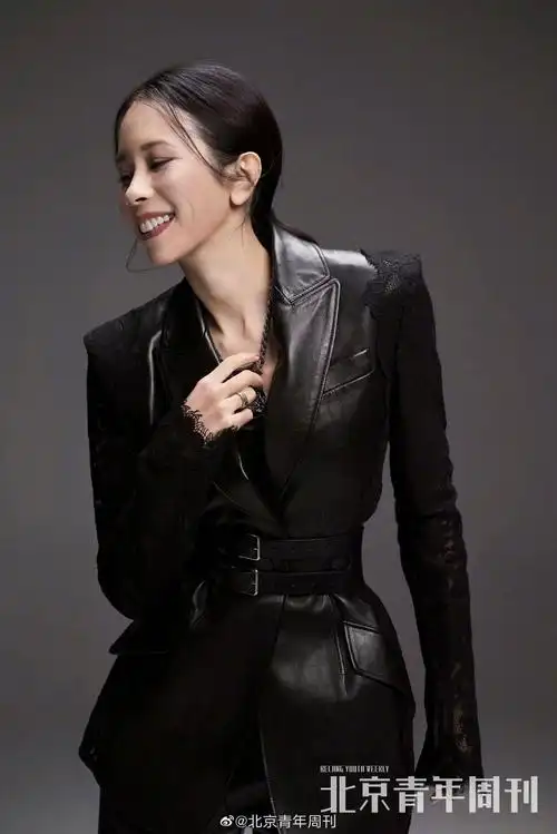 莫文蔚穿黑色皮衣拍写真魅力十足衣袖蕾丝设计时尚