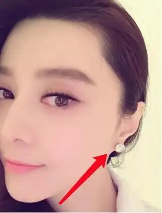 范冰冰的耳朵很奇怪,范丞丞的耳朵很奇怪,而她的耳朵天生少一块