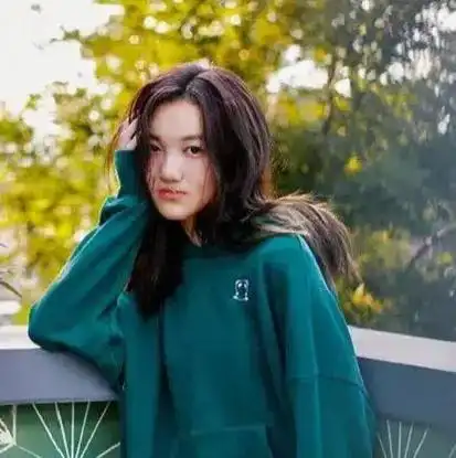 王菲小女儿李嫣自信酷酷登场姐姐窦靖童低调内敛引人瞩目