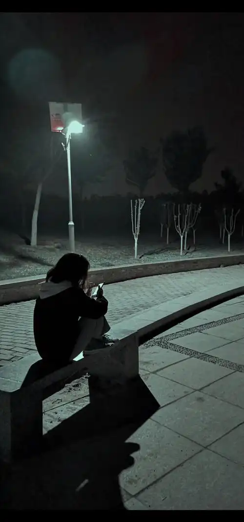 路灯下的小姑娘