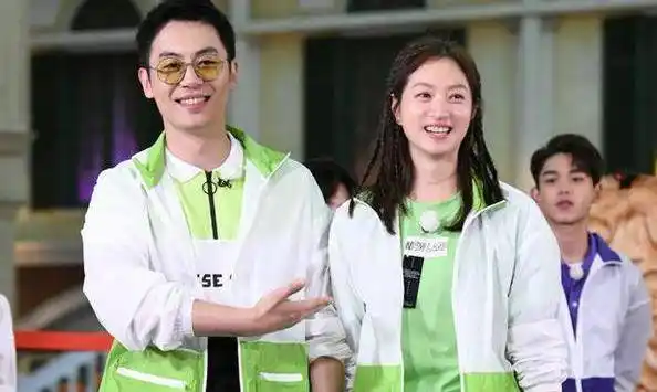 朱亚文放弃9年初恋与沈佳妮恩爱如初温柔体贴成女儿奴