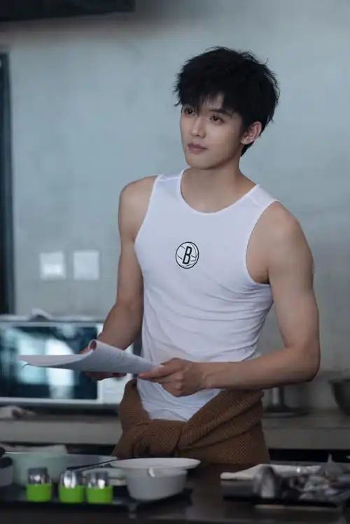 周峻纬腹肌线条##网剧遇见你之后