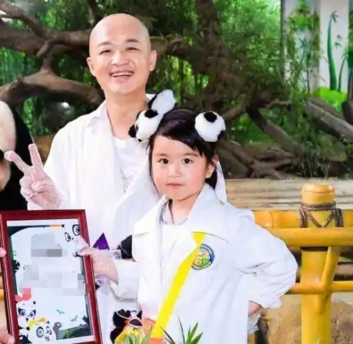 包贝尔女儿"接骨式"长大,4岁身高就齐腰爸爸,大脚丫太抢镜!