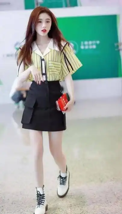 生活中其他打扮的鞠婧祎,也是甜到融化的那种,就像这身格纹衫搭配半身