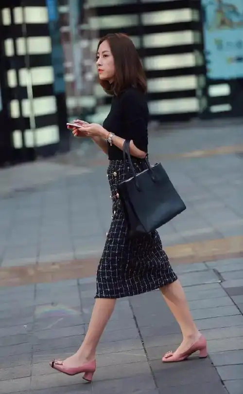 原创女生穿上高跟鞋走路的姿态也变得优雅