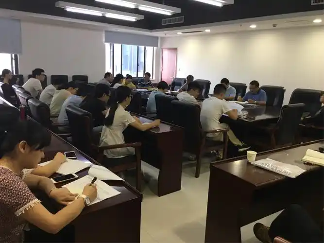 会后,我局工作人员分组开会,进行详细部署.