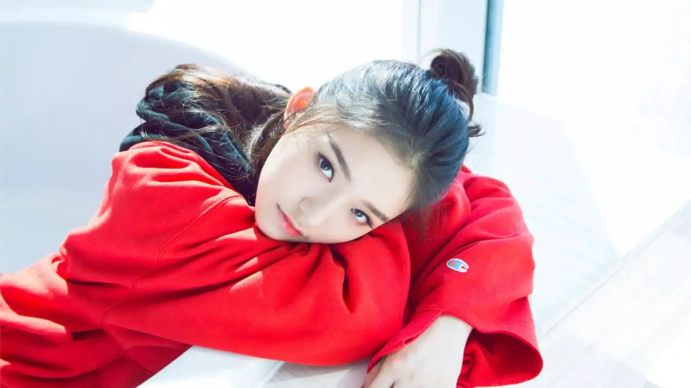 美女明星林允桌面壁纸