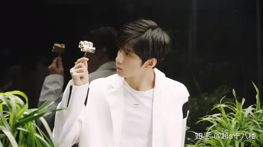 可以给我安利一下刘耀文吗附带照片的那种