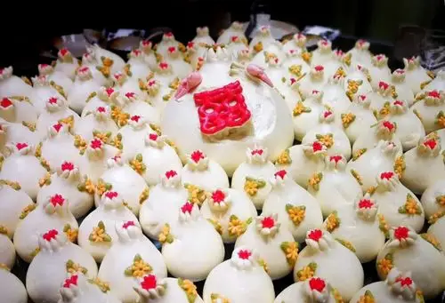 和老伴结婚50周年纪念日,孩子们为了给他们送祝福,准备了100个馒头